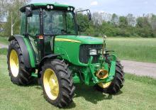 Trattori con trazione 2D John Deere 5515 V