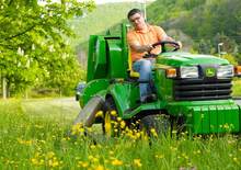 Trattori per uso municipale John Deere X 740