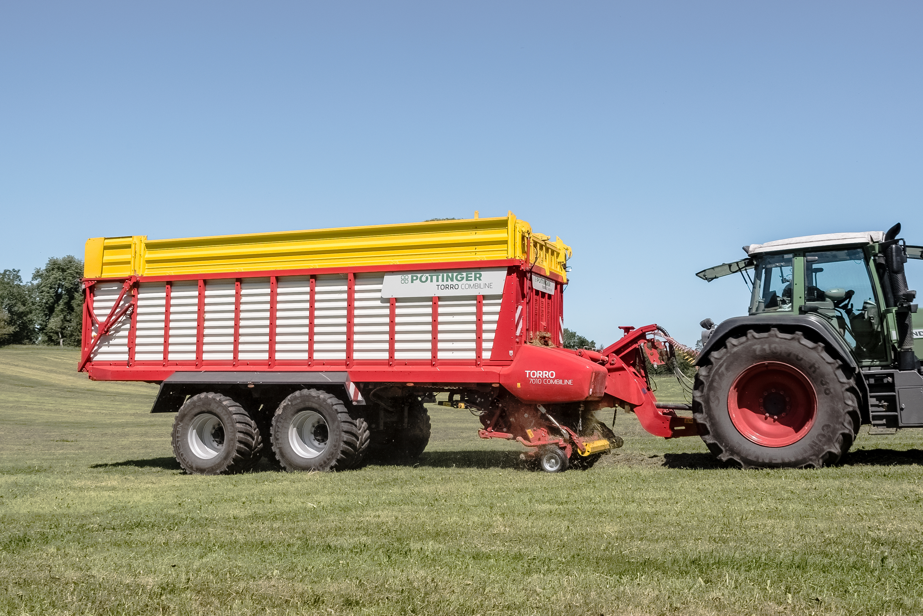 Krone ax310. Fliegl самосвал прицеп. Самозагружающийся прицеп. Прицеп подборщик отечественные. Сельхозтехника прицепы.
